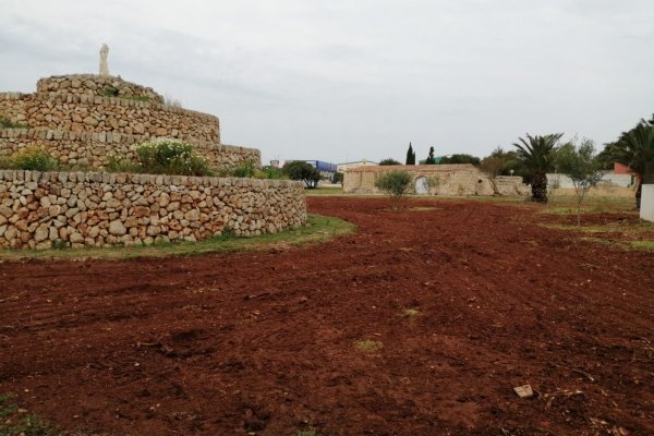 Culminen les tasques de neteja de la zona verda B-6 del Polígon Industrial