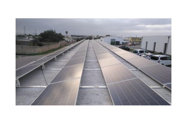 Connectat l’edifici de la Prefectura de la Policia Local a la nova pèrgola solar fotovoltaica